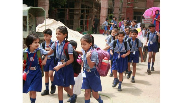 ಶಿಕ್ಷಕರಿಂದ ಮಕ್ಕಳಿಗೆ ಶಾಲೆಗೆ ಕರೆ ತರುವ ಪ್ರಯತ್ನ 