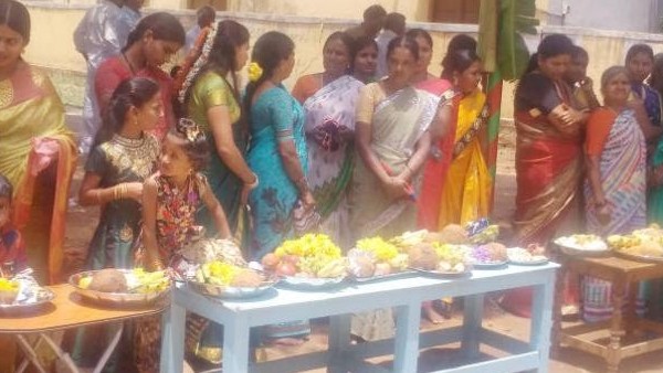 ಮರಳಿನ ಗೌರಿಯನ್ನು ಪ್ರತಿಷ್ಠಾಪನೆ ಮರಳಿನ ಗೌರಿಯನ್ನು ಪ್ರತಿಷ್ಠಾಪನೆ