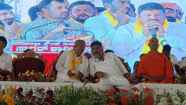 GT Devegowda shares Dais with HD Kumaraswamy in Hunsur 