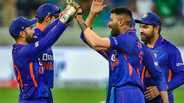  ಬೌಲಿಂಗ್‌ನಲ್ಲೂ ಮಿಂಚಿದ ಪಾಂಡ್ಯ 