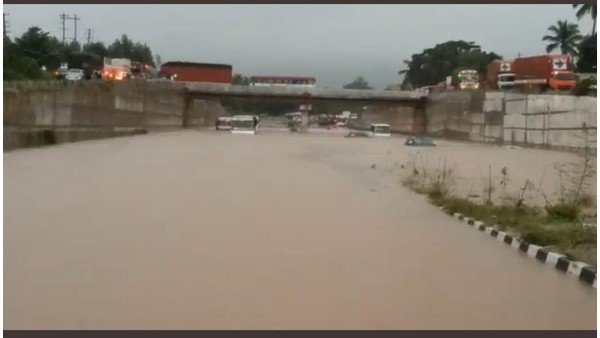 ಕೆರೆಗಳ ಒಡೆದ ಕಾರಣ ರಸ್ತೆಗೆ ನೀರು 