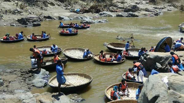 ಬೋಟ್ ಸವಾರಿಯನ್ನು ಆನಂದಿಸಿದ ಪ್ರವಾಸಿಗರು 