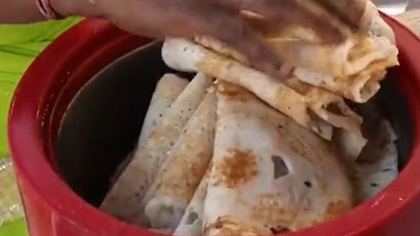 ನಾಲ್ಕು ಹೆಣ್ಣು ಮಕ್ಕಳನ್ನು ಹೊಂದಿರುವ ಮಂಗಮ್ಮ ನಾಲ್ಕು ಹೆಣ್ಣು ಮಕ್ಕಳನ್ನು ಹೊಂದಿರುವ ಮಂಗಮ್ಮ