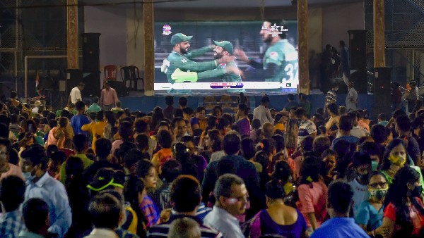  ಟಿಕೆಟ್ ಸಿಕ್ಕ ಖುಷಿಯಲ್ಲಿ ಅಭಿಮಾನಿಗಳು 