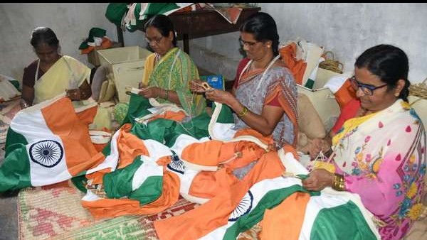 ಧ್ವಜ ಸ್ವೀಕರಿಸಲು ಸಹಾಯವಾಣಿ ಧ್ವಜ ಸ್ವೀಕರಿಸಲು ಸಹಾಯವಾಣಿ