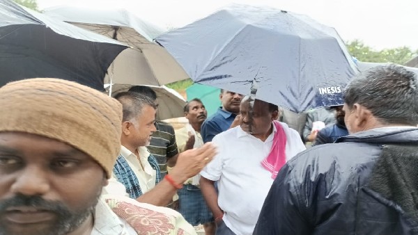 Heavy rain: Kumaraswamy visits inundated Bengaluru-Mysuru highway in Ramanagar