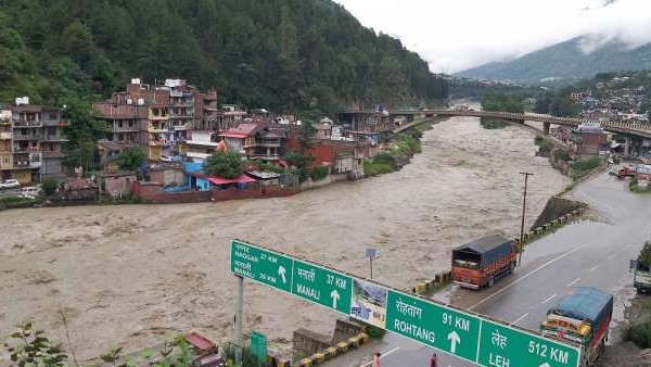 Himachal Pradesh: Flash floods batter Lahaul Spiti, over 150 people stuck Himachal Pradesh: Flash floods batter Lahaul Spiti, over 150 people stuck