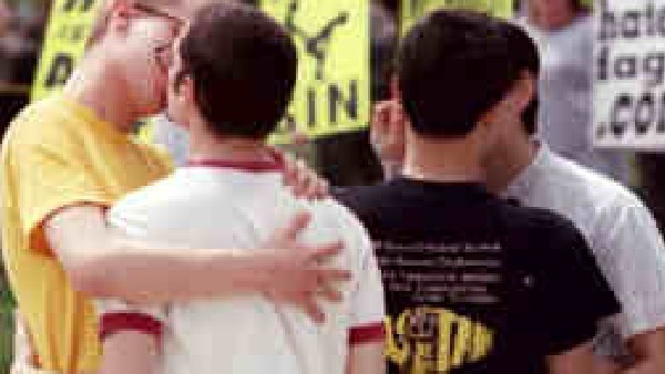 ದಕ್ಷಿಣ ಆಫ್ರಿಕಾ ಸಲಿಂಗಕಾಮಿ ವಿವಾಹಕ್ಕೆ ಅನುಮತಿಸಿದೆ 