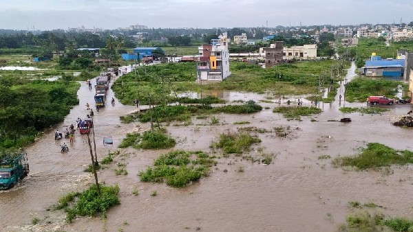 Lake Breaches Near Maddur:Mysuru-Benagaluru Highway Closed 