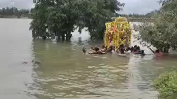 Villagers Mahadevpura carried dead body in Cauvery river floods