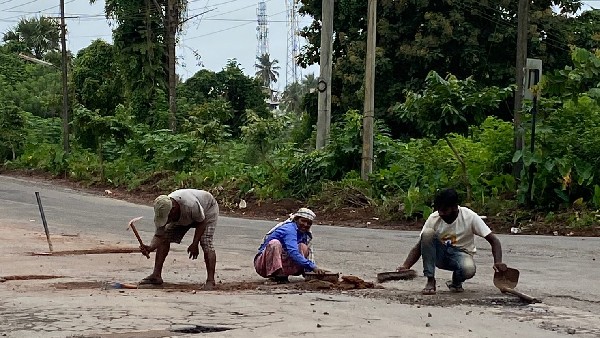  ವರ್ಷದಿಂದ ಇದ್ದ ಗುಂಡಿಗಳಿಗೆ ತೇಪೆ ಕಾರ್ಯ 