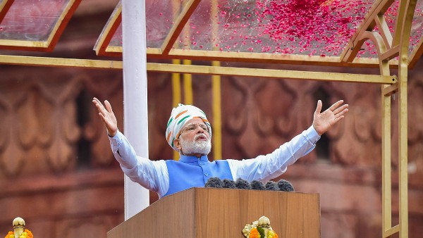 ಮಹಾತ್ಮರಿಗೆ ಮೋದಿ ಪುಷ್ಪನಮನ 