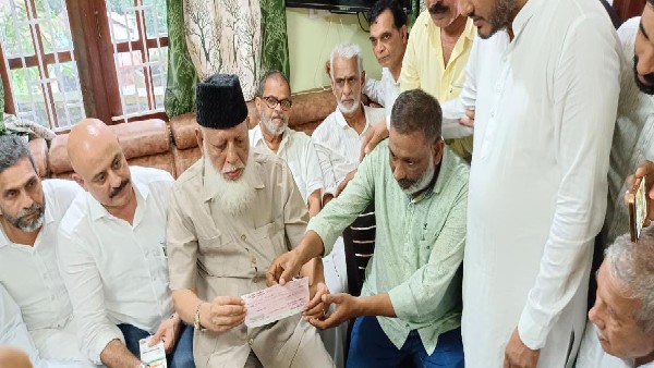 Muslim Central Committee gives Rs 30 lakh Rupees to Fazil, Masood Families Muslim Central Committee gives Rs 30 lakh Rupees to Fazil, Masood Families