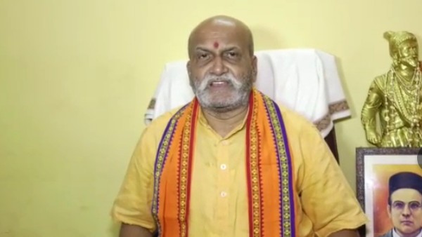 Mutalik and Sulibele Condemned Burns of savarkar photo by congress activist in Dharwad