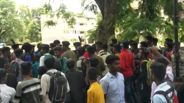 Two Groups of College Students Engaged Fight near Vani Vilas College