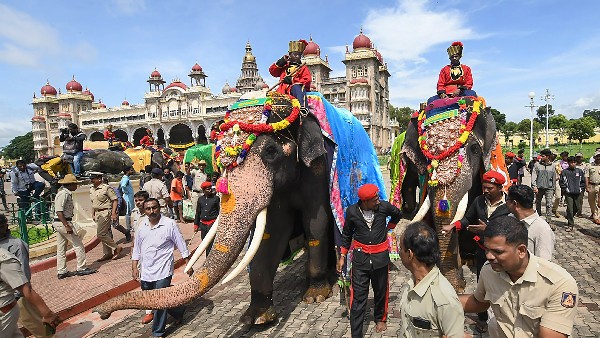 ಅರಮನೆ ಬರಲು ಮೈಸೂರು ನಗರದಲ್ಲಿ ಮೆರವಣಿಗೆ 