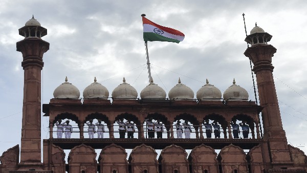 ಧ್ವಜಾರೋಹಣದ ನಿಯಮಗಳು ಎರಡರಲ್ಲೂ ವಿಭಿನ್ನ 