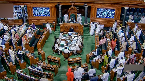 ಬೆಲೆ ಏರಿಕೆ ವಿರೋಧಿಸಿ ಕಾಂಗ್ರೆಸ್ ಗದ್ದಲ ಬೆಲೆ ಏರಿಕೆ ವಿರೋಧಿಸಿ ಕಾಂಗ್ರೆಸ್ ಗದ್ದಲ