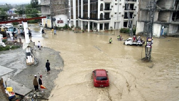 Pakistan floods: total death up to 1,000, high level warning issued