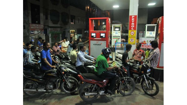  ಕಾರಿನಲ್ಲಿ ಪೆಟ್ರೋಲ್‌ ತುಂಬಿಸುವ ವೇಳೆ ಎಚ್ಚರ