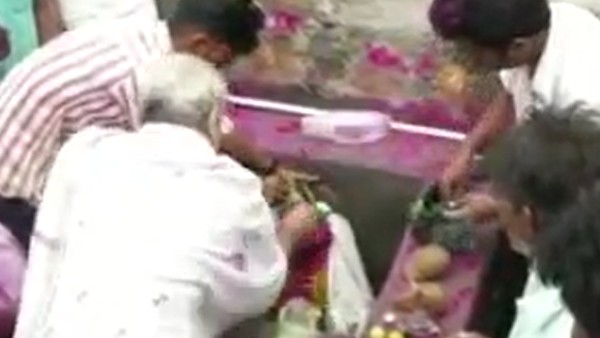 Monkey dies in front Anjaneya Temple: Funeral With Traditional Manner