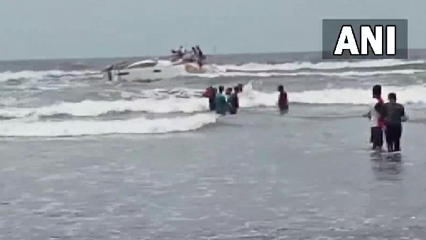 Suspicious Boat Found At Maharashtras Harihareshwar Beach Suspicious Boat Found At Maharashtras Harihareshwar Beach