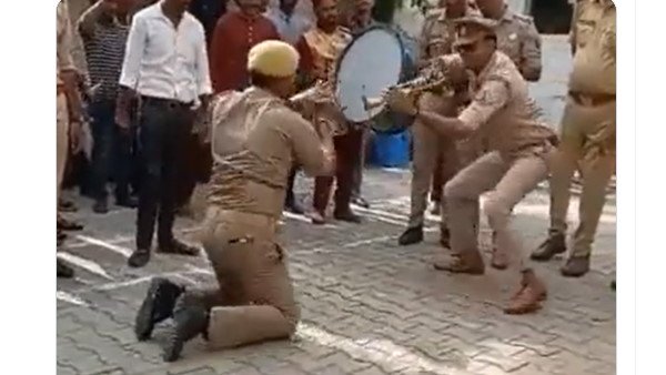 Uttar Pradesh: Inspector and Constable Naagin dance after flag hoisting