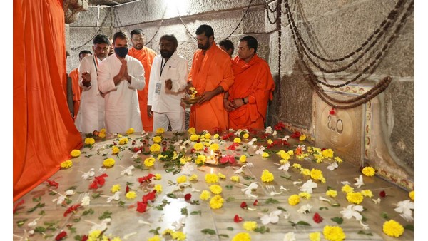  ಲಿಂಗಾಯತ ಧರ್ಮವನ್ನು ಪ್ರತ್ಯೇಕಿಸಲು ಹೊರಟಿದ್ದಾಗ