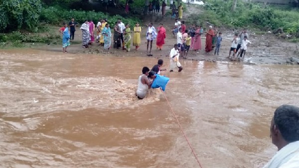 People Puttegowdanadoddy used rope to cross the pit