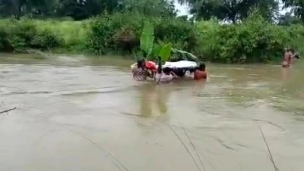 Odisha: Relatives carried the corpse in chest-deep water Odisha: Relatives carried the corpse in chest-deep water