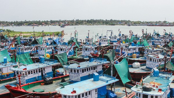 ಮೀನುಗಾರರಿಗೆ ಸಮುದ್ರಕ್ಕೆ ಇಳಿಯದಂತೆ ಎಚ್ಚರಿಕೆ 