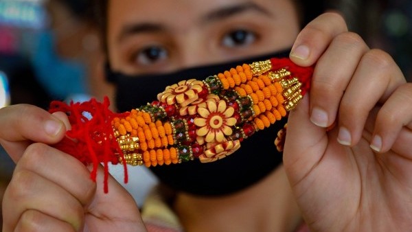  ಸಹೋದರರ ಕೈಗೆ ರಾಖಿ ಕಟ್ಟುತ್ತಾರೆ 