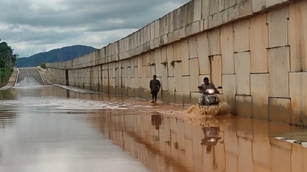  ಕೋಡಿ ಬಿದ್ದ ಭಕ್ಷಿ ಕೆರೆ