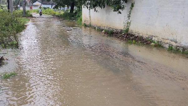  ದಶಪಥ ಹೆದ್ದಾರಿ ಸರ್ವಿಸ್ ರಸ್ತೆ ಜಲಾವೃತ 