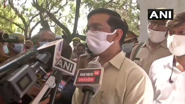 ಪೊಲೀಸರಿಂದ ಯುವತಿಯ ಅಂತ್ಯಕ್ರಿಯೆ