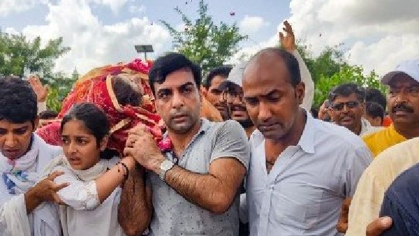 ಸಿಬ್ಬಂದಿ ವಿರುದ್ಧ ದೂರು