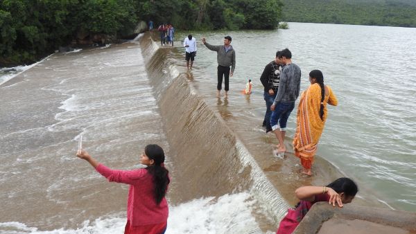 Car was washed away in Chikkamagaluru Ayyanakere Locals Rescue 2 persons