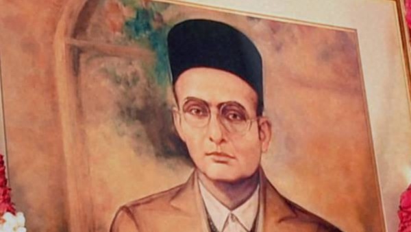 Savarkar photo controversy spread to Tumkur 