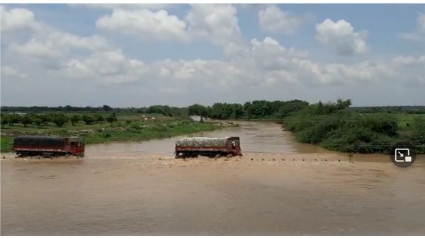  ಬಿಜ್ಜಳ ಸೇತುವೆ ಮೇಲೆ ಹರಿಯುತ್ತಿರುವ ನೀರು 