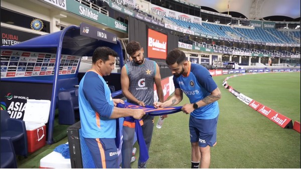 ಹ್ಯಾರಿಸ್ ರೌಫ್ಗೆ ಸಹಿ ಮಾಡಿದ ಜೆರ್ಸಿ ಕೊಟ್ಟ ಕೊಹ್ಲಿ ಹ್ಯಾರಿಸ್ ರೌಫ್ಗೆ ಸಹಿ ಮಾಡಿದ ಜೆರ್ಸಿ ಕೊಟ್ಟ ಕೊಹ್ಲಿ