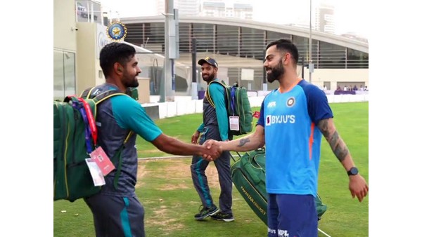 ವಿರಾಟ್ ಮೇಲೆ ಬಾಬರ್ ಅಜಮ್ ಗೌರವ ವಿರಾಟ್ ಮೇಲೆ ಬಾಬರ್ ಅಜಮ್ ಗೌರವ