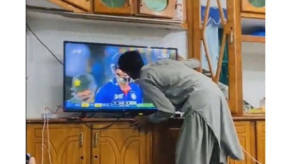 ಪಾಂಡ್ಯಗೆ ಮುತ್ತುಕೊಟ್ಟ ಆಫ್ಘಾನಿಸ್ತಾನ ಅಭಿಮಾನಿ ಪಾಂಡ್ಯಗೆ ಮುತ್ತುಕೊಟ್ಟ ಆಫ್ಘಾನಿಸ್ತಾನ ಅಭಿಮಾನಿ