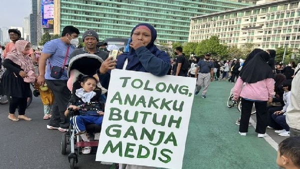 ಮಗಳ ಕಾಯಿಲೆಗೆ ಗಾಂಜಾದಲ್ಲಿದೆ ಔಷಧಿ! ಮಗಳ ಕಾಯಿಲೆಗೆ ಗಾಂಜಾದಲ್ಲಿದೆ ಔಷಧಿ!