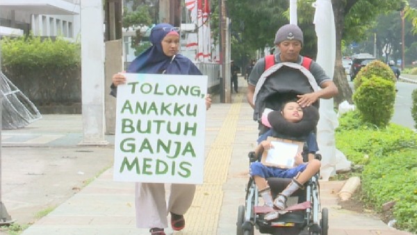 ಗಾಂಜಾ ಔಷಧಿ ಕೊಡಿಸಲು ವಿದೇಶ ಪ್ರಯಾಣ ಗಾಂಜಾ ಔಷಧಿ ಕೊಡಿಸಲು ವಿದೇಶ ಪ್ರಯಾಣ