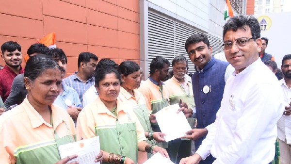 BBMP Chief Commissioner Tushar Girinath inaugurated National Flag Sales Mobile Center BBMP Chief Commissioner Tushar Girinath inaugurated National Flag Sales Mobile Center