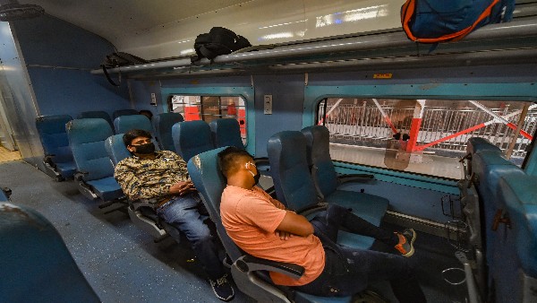  ರಾತ್ರಿ ಸಮಯದಲ್ಲಿ ರೈಲಿನಲ್ಲಿ ಪ್ರಯಾಣಿಸುವಾಗ ಸಹಾಯಕಾರಿ