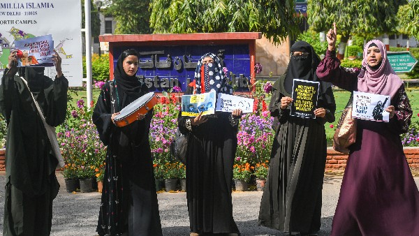 ಡ್ರೆಸ್ ಕೋಡ್ನ್ನು ರಾಜ್ಯ ಸರ್ಕಾರ ನಿರ್ಧರಿಸಬಹುದೇ? ಡ್ರೆಸ್ ಕೋಡ್ನ್ನು ರಾಜ್ಯ ಸರ್ಕಾರ ನಿರ್ಧರಿಸಬಹುದೇ?