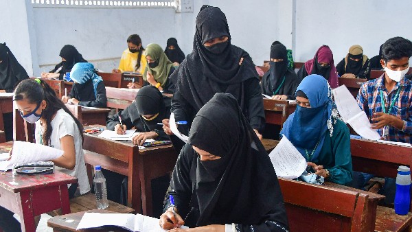 ಹಿಜಾಬ್ ಧರಿಸಿದರೆ ಶಿಸ್ತು ಉಲ್ಲಂಘನೆಯಾಗುವುದು ಹೇಗೆ? ಹಿಜಾಬ್ ಧರಿಸಿದರೆ ಶಿಸ್ತು ಉಲ್ಲಂಘನೆಯಾಗುವುದು ಹೇಗೆ?