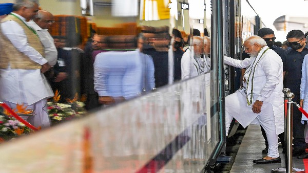  ವಂದೇ ಭಾರತ್ ಧ್ವಜಾರೋಹಣ ನೆರವೇರಿಸಿ ಪ್ರಧಾನಿ ಮೋದಿ