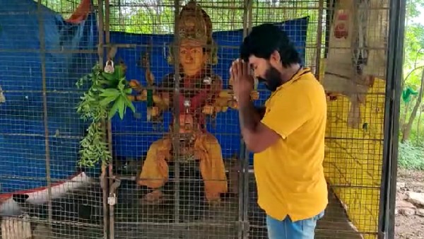 Two women acted like Nagadevathe Descend Their Body while catching a Cobra in Shivamogga Two women acted like Nagadevathe Descend Their Body while catching a Cobra in Shivamogga